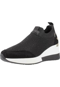 Zapatilla negra con parte superior de punto texturizado, acentos de ante y suela de cuña blanca. Presenta una etiqueta de logo en la lengüeta y un cuello elástico.