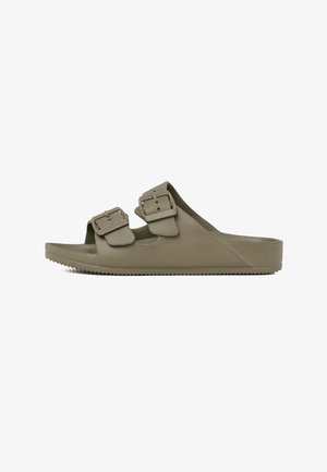 Kaki groene slip-on sandaal met twee grote verstelbare gespen en een getextureerde zool voor grip.