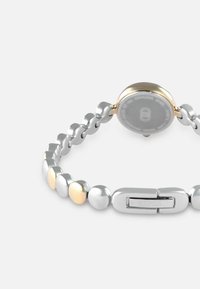 Reloj de acero inoxidable plateado con eslabones circulares, que presenta un diseño bicolor con acentos dorados y una caja trasera redondeada, con cierre oculto.