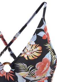 Top bikini nero con motivi floreali colorati che presentano grandi hibischi e foglie di palma; accentuato da un anello rotondo dorato e spalline regolabili.