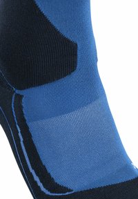 Blaue und schwarze Sportsocke mit strukturiertem Design, glattem Stoff, verstärktem Fersenteil und kontrastierenden Farbpanelen zur Unterstützung.