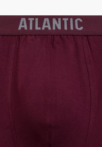 Bordowe bawełniane bokserki z szarym logo "ATLANTIC" na szerokiej gumie. Posiadają miękką teksturę i widoczne szwy.