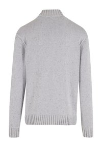 Szary, dziany sweter o teksturowanym wykończeniu, z wysokim kołnierzem oraz ściągaczami przy mankietach i dolnej krawędzi. Widok z tyłu eksponuje szczegóły szycia.