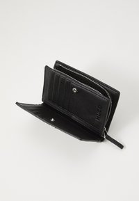 Portafoglio in pelle nera con finitura testurizzata, dotato di più scomparti per carte, una tasca con zip e dettagli con chiusura a scatto.