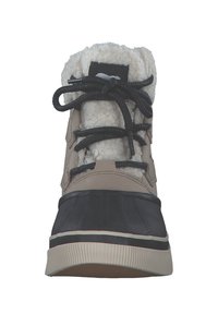 Khaki en zwart mid-cut laarzen met een zachte witte fleece voering, een gestructureerde rubberen zool en zwarte veters. Beschikt over een gevoerde kraag.