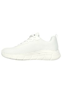 Zapatillas deportivas blancas con una parte superior de malla texturizada, punta redondeada y suela acolchada que presenta pequeñas ranuras para flexibilidad y agarre.