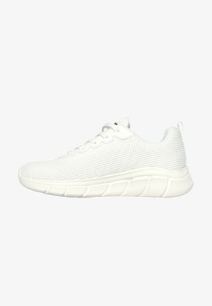 Zapatillas deportivas blancas con una parte superior de malla texturizada, punta redondeada y suela acolchada que presenta pequeñas ranuras para flexibilidad y agarre.
