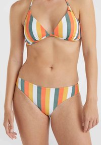 Randig bikini med triangeltopp och låg midja. Färgerna inkluderar orange, gult, grönt och vitt. Slät tygtextur.
