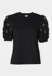 Mustat t-paita, jossa on lyhyet hihat ja teksturoidut, röyhelöidyt mustat verkkoyksityiskohdat. Klassinen pyöreä pääntie ja istuva siluetti.