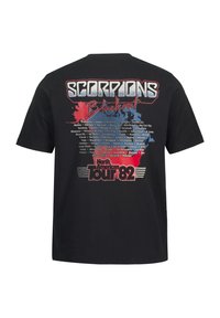 Sort bomulds t-shirt med grafik på ryggen. Har "SCORPIONS Blackout" i fed, slidt skrift; inkluderer blå og rød malingsplatter samt navne på tourbyer.