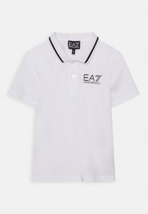 Polo blanc à manches courtes avec col rayé noir et logo EA7 Emporio Armani noir sur le côté gauche de la poitrine.