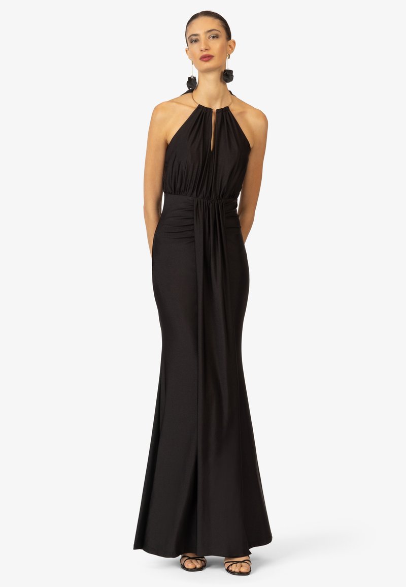 Schwarzes Neckholder-Kleid mit einem Schlüssellochausschnitt, gerafftem Taillenbereich und einer figurnahen Silhouette. Glatter Stoff mit einem fließenden Rock.