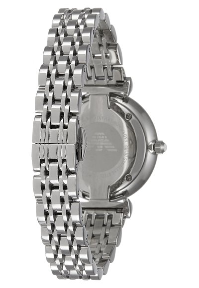 Silberne Metalluhr mit einem Gliederarmband und rundem Gehäuse. Die Rückseite zeigt eine glatte Oberfläche mit dezent eingravierten Markendetails.