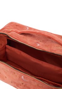 Koralowa torebka na woreczek z złotym zamkiem błyskawicznym i haftowanymi wzorami gwiazd i księżyca. Tkanina ma miękką fakturę, a wnętrze jest przestronne.