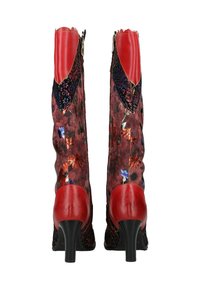Botas altas con un upper de cuero rojo y una tela estampada con flores. Presentan un tacón cónico y un cierre decorativo con cremallera en la parte trasera.