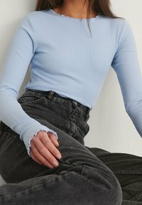 NA-KD Sweter