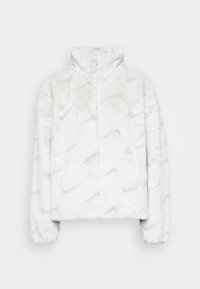 Bílé umělé kožešinové sako s vysokým límcem, zipovým zapínáním a jemným vzorem. Obsahuje žebrované manžety a široký střih pro zvýšený komfort.