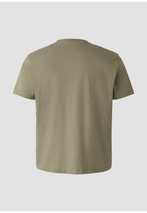 Effen olijfgroene korte mouwen t-shirt, van achteren getoond, op een lichtgrijze achtergrond.