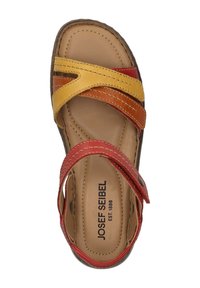 Sandaletten mit roten, orangefarbenen und gelben Lederbändern, einer gepolsterten, hellbraunen Innensohle und einer dekorativen Steppnaht.