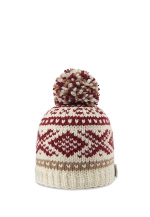 Bonnet d’hiver en tricot crème avec des motifs géométriques rouges et beiges et un pompon multicolore sur le dessus, étiqueté avec une petite étiquette en tissu.
