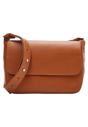 Bruine leren crossbodytas met verstelbare riem en flapsluiting, gladde textuur en afgeronde hoeken.