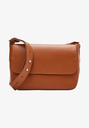 Sac bandoulière en cuir marron avec sangle réglable et fermeture à rabat, surface lisse, coins arrondis.