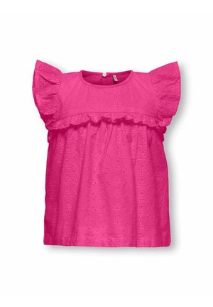 Haut rose à manches courtes avec un col rond, accents volantés et motif floral en œillets. Tissu léger avec une coupe ample. Fermeture par boutons au dos.