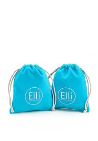 Tyrkysové tašky na šnúrku z mäkkej tkaniny, s bielym logom "Elli by Julie & Grace." Hladký povrch a okrúhly tvar.