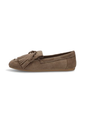 Zapato mocasín de ante marrón con punta redonda, detalle decorativo de flecos, acentos de costura y suela de goma flexible.