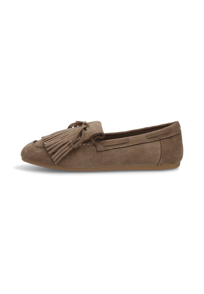 Zapato mocasín de ante marrón con punta redonda, detalle decorativo de flecos, acentos de costura y suela de goma flexible.