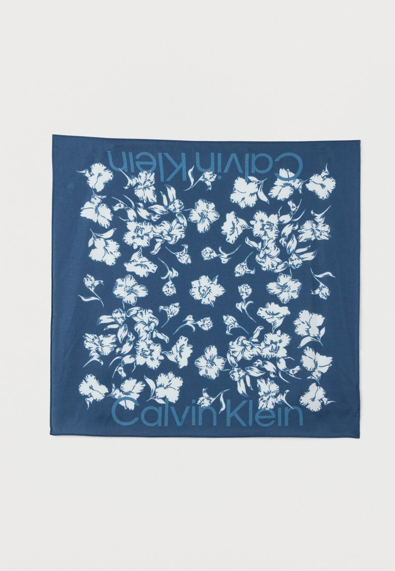 Τετράγωνο μαντήλι σε ναυτικό μπλε με ανοιχτό μπλε λουλουδάτο σχέδιο και το λογότυπο Calvin Klein τυπωμένο στις αντίθετες άκρες.
