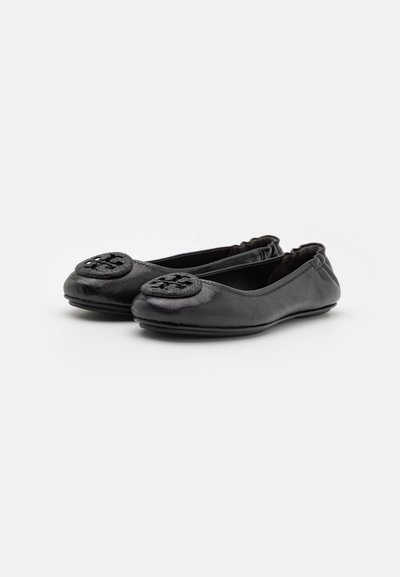Babies ballerines en cuir noir, avec un bout rond orné d'une accent floral décoratif, une texture douce et des bords élastiqués pour un ajustement parfait.