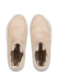 Beige slip-on stövlar med en mjuk strukturerad ovandel, vit gummisula och fuskpälsfoder, utrustade med en öglena på baksidan för enkel påtagning.