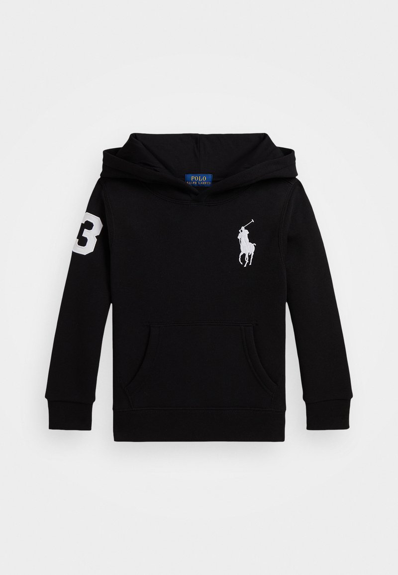 Hoodie preto feito de um tecido suave, com um grande bolso frontal, logótipo da polo bordado em branco e o número 3 na manga esquerda.