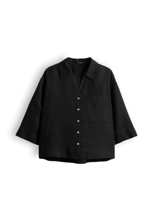 Zwart langharig overhemd met knopen, brede mouwen, een kraag en een borstzak, plat gelegd op een witte achtergrond.