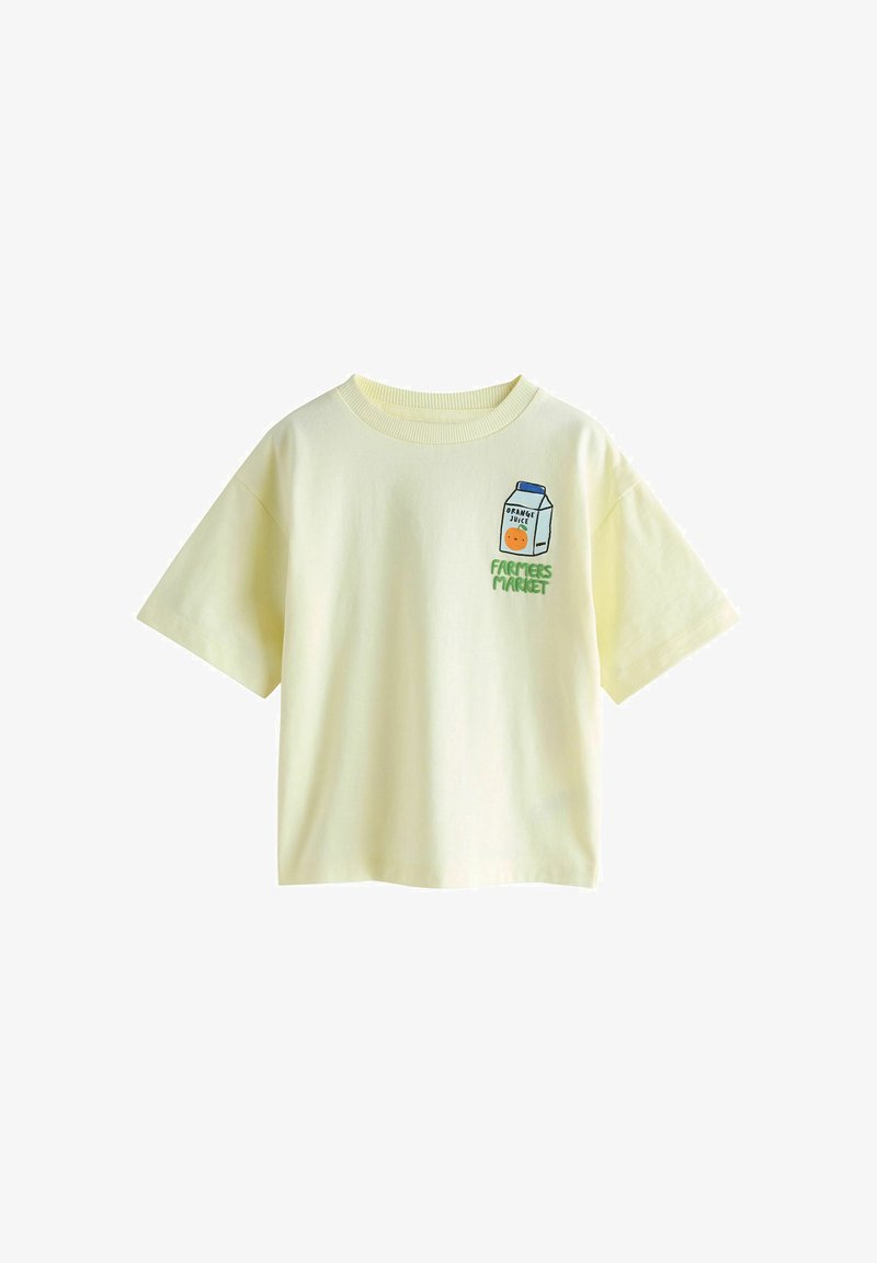 T-shirt jaune clair à manches courtes avec un dessin cartoon de brique de jus d'orange et le texte « Farmers Market » sur la poitrine à gauche.