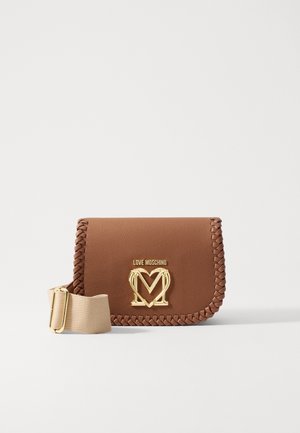 Braune Love Moschino Umhängetasche mit geflochtenen Kanten, goldenem herzförmigem Logo und beigem verstellbarem Riemen auf weißem Hintergrund.