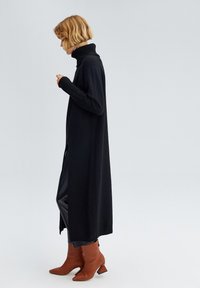 Touché Privé TUNIC WITH FRONT SLIT - Džemperis - black