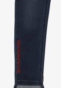 Pepe Jeans SNICKER BADGE - Jeans slim fit - 10oz