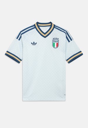 Lichtblauw voetbalshirt met een V-hals, voorzien van een gestructureerd patroon, marineblauwe en gouden accenten, en het Italiaanse nationale embleem op de borst.