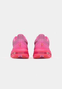 Rosa Sportschuhe mit einem atmungsaktiven Mesh-Obermaterial, leichtem Dämpfungssystem und einer strukturierten Gummisohle, die für Traktion sorgt.