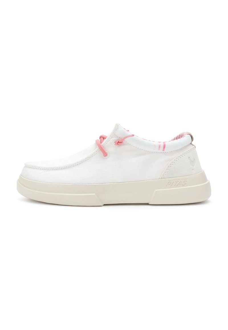 Scarpe di tela bianche con accenti rosa, caratterizzate da un design a profilo basso, punta rotonda e suola in gomma con superficie testurizzata per una buona aderenza.