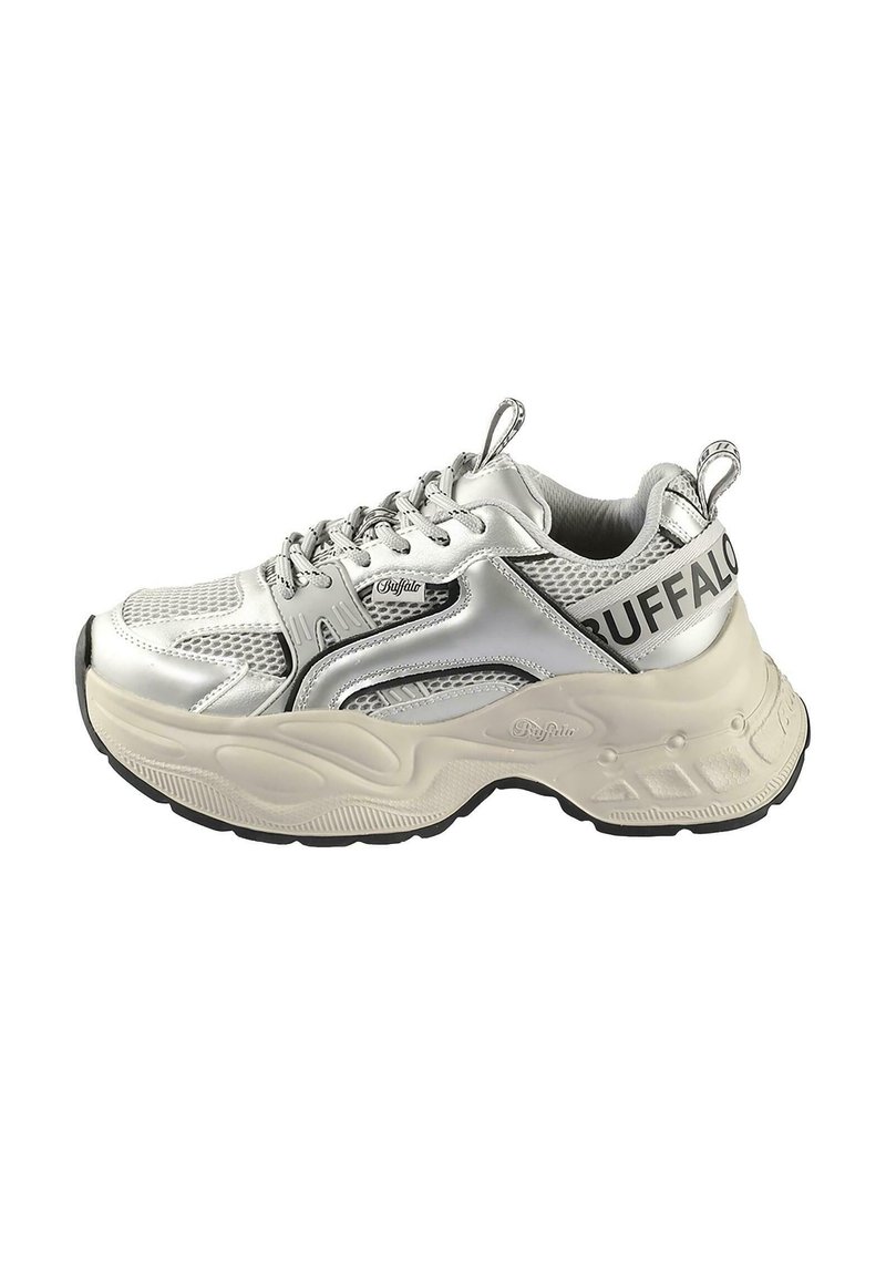 Stříbrná teniska z jemné síťoviny a syntetických materiálů. Robustní design, texturovaná podrážka, polstrovaný podpatek a potisk loga na straně.