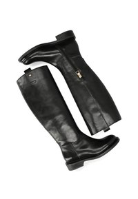 Zwarte leren kniehoge laarzen met een zijrits, ronde neus en een lage blokhak. Glad textuur en minimalistisch ontwerp.