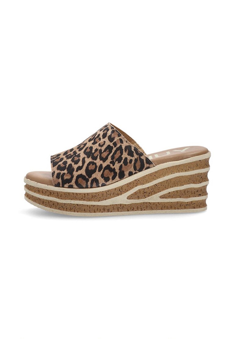 Sandalias de cuña con estampado de leopardo y plataforma de corcho, con una correa ancha y diseño en capas. Plantilla lisa en tono marrón claro con los laterales texturizados.