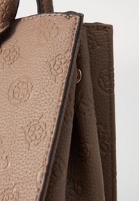 Guess CRESIDIA SOCIETY SATCHEL - Kabelka - dark taupe