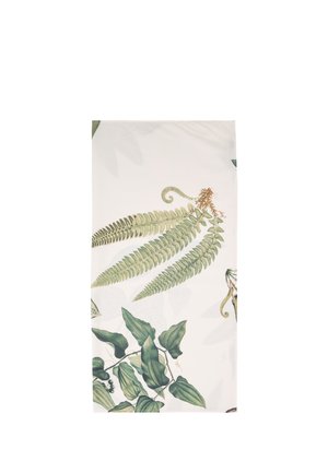 Witte stof met groene varenbladeren en andere botanische illustraties in zachte, natuurlijke kleuren op een glad oppervlak.