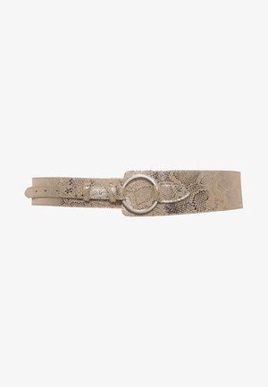 Ceinture pour femme beige à motif peau de serpent avec une large bande et une grande boucle circulaire en argent.