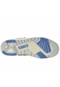 Suola di una sneaker con base in gomma, caratterizzata da un motivo di battistrada blu e bianco, insieme a una sezione elevata e testurizzata. Logo "K-SWISS" presente.