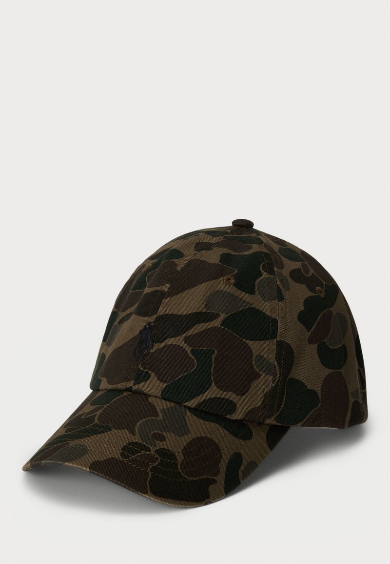 Gorra de béisbol de camuflaje en tonos de verde y marrón, hecha de algodón con un logotipo bordado en la parte frontal. Visera clásica curva y correa ajustable.